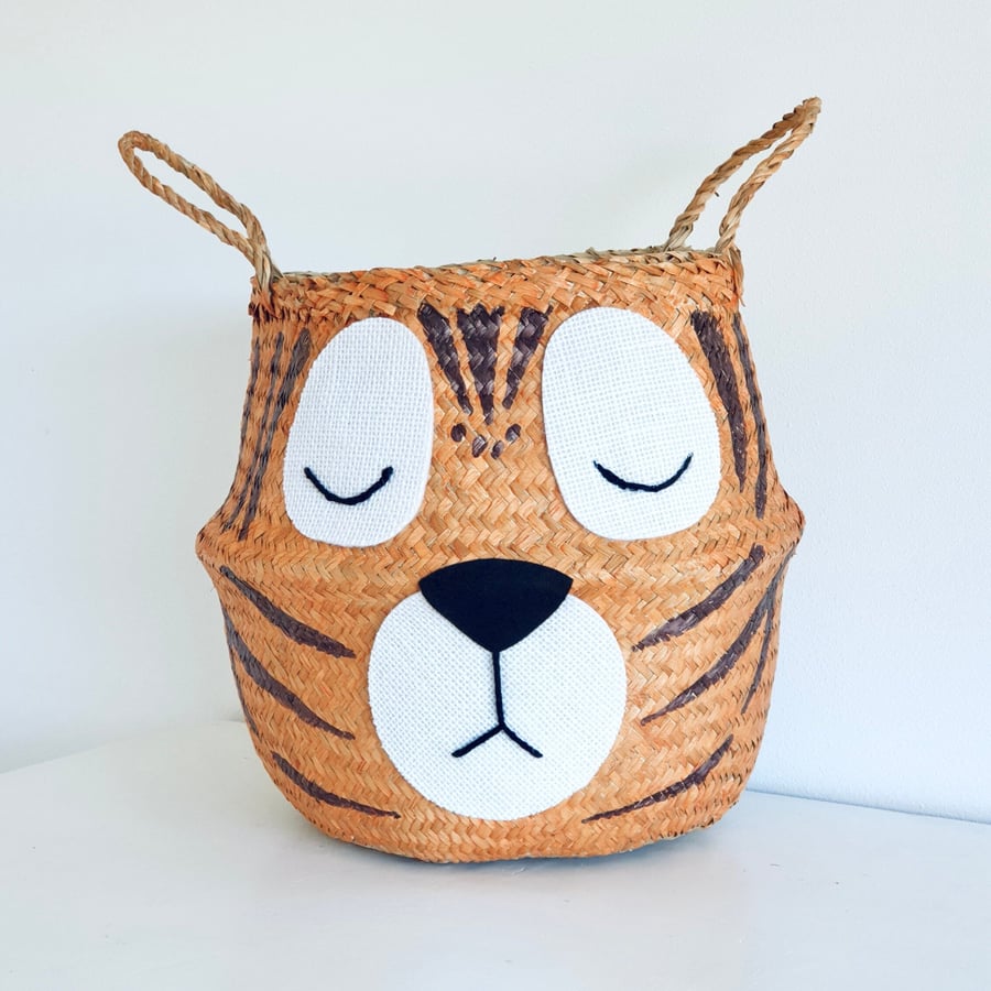 Tiger seagrass belly basket, hand made with an adorable face.