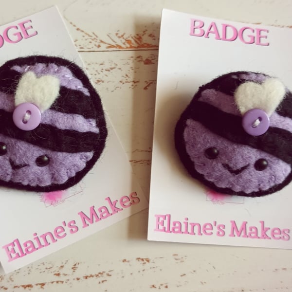 Hand sewn wool blend felt 'busy bee' badge on a printed backing card (lilac)