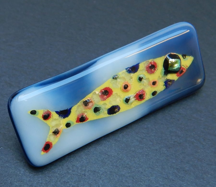 HANDMADE FUSED DICHROIC GLASS 'SARDINE, SARDINA' BROOCH.
