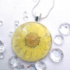 Round Resin Pendant With Yellow Flower