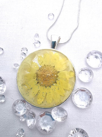 Round Resin Pendant With Yellow Flower