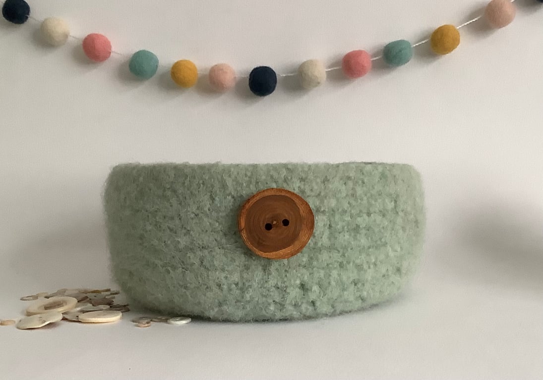 FELTED 'FUSSPOT' BOWL, desk tidy. L.Green (with hand carved wood button )  .