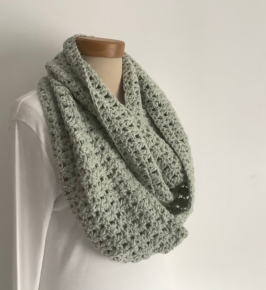 INFINITY SCARF , cowl , neckwarmer .Alpaca blend. Super-soft. Pale green.