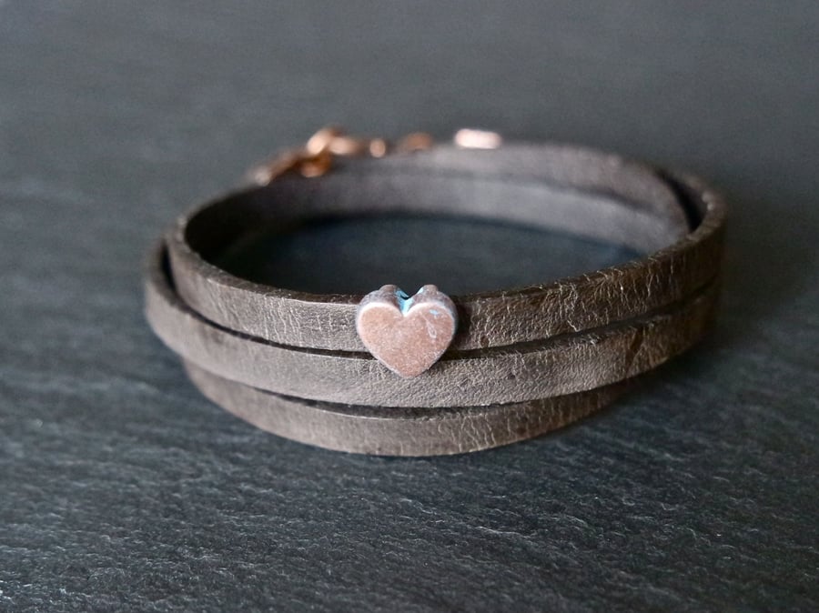 Leather wrap bracelet - Heart slider black copper patina-blue