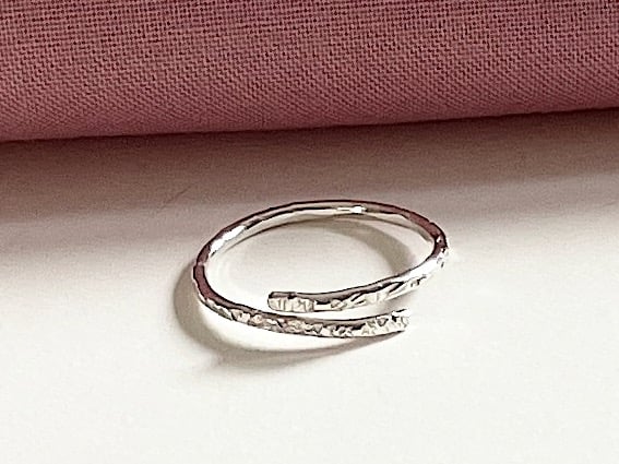 Sterling silver wraparound ring. 