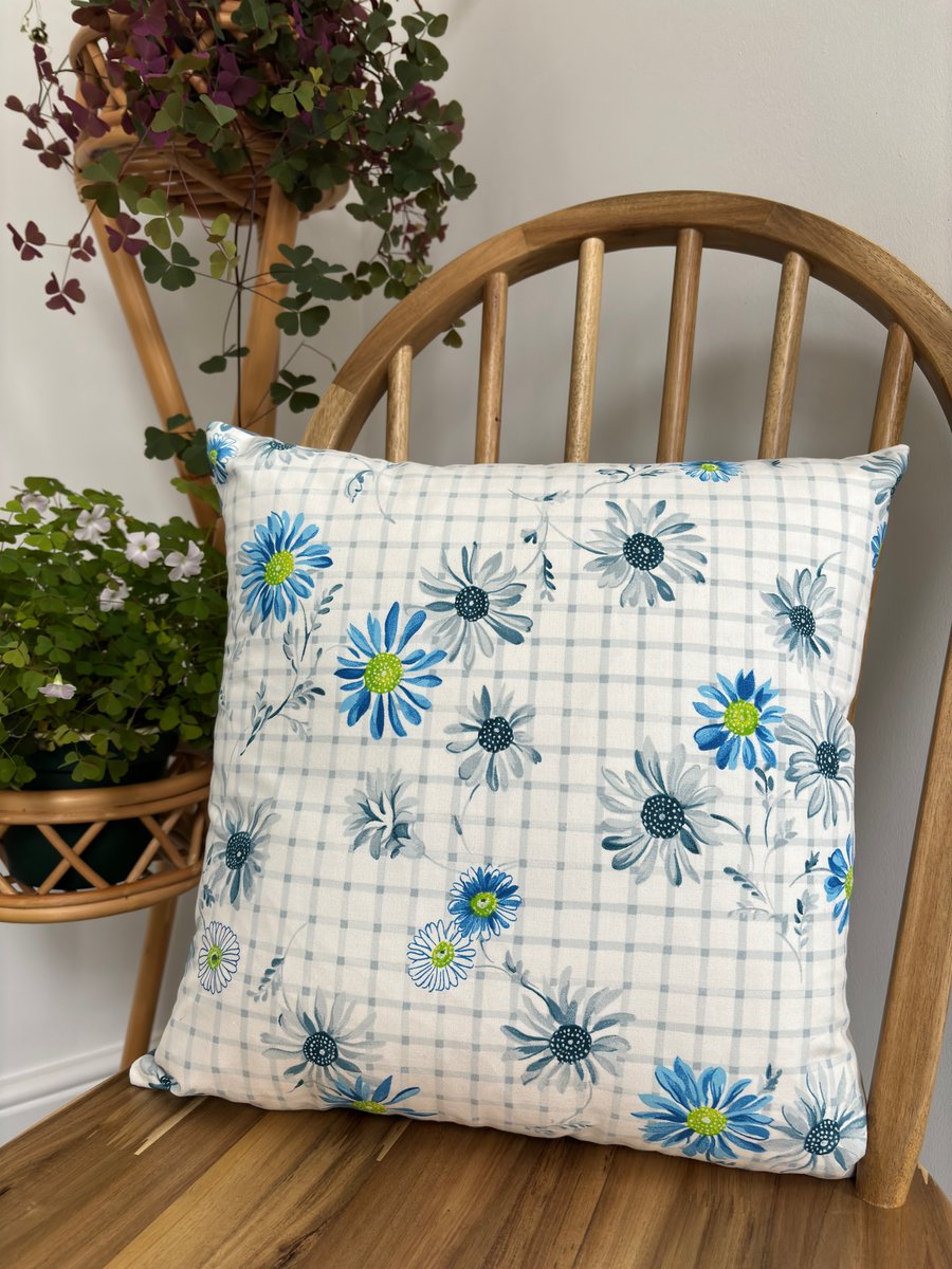 Cushion cover in a fresh, bright floral print, 40cm x 40cm