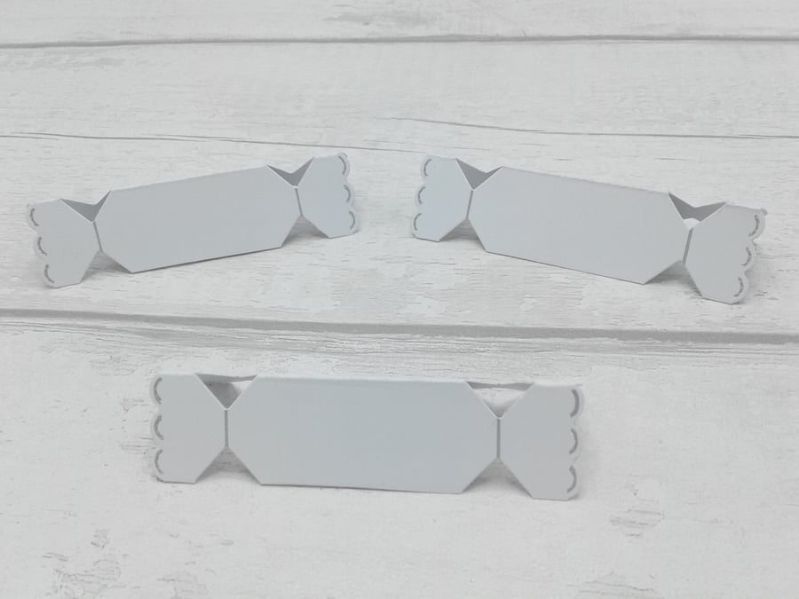 Christmas place settings. Set of 10 cracker place cards. White & silver