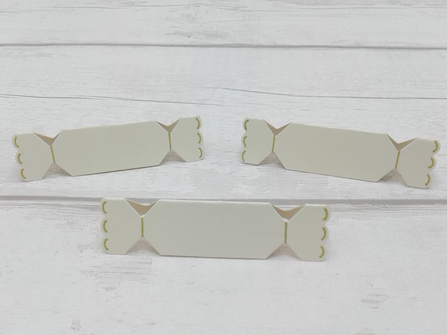 Christmas place settings. Set of 10 cracker place cards. Cream and gold