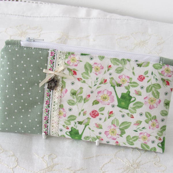 Small Garden Themed Cosmetic Bag, Padded Zipper Pouch