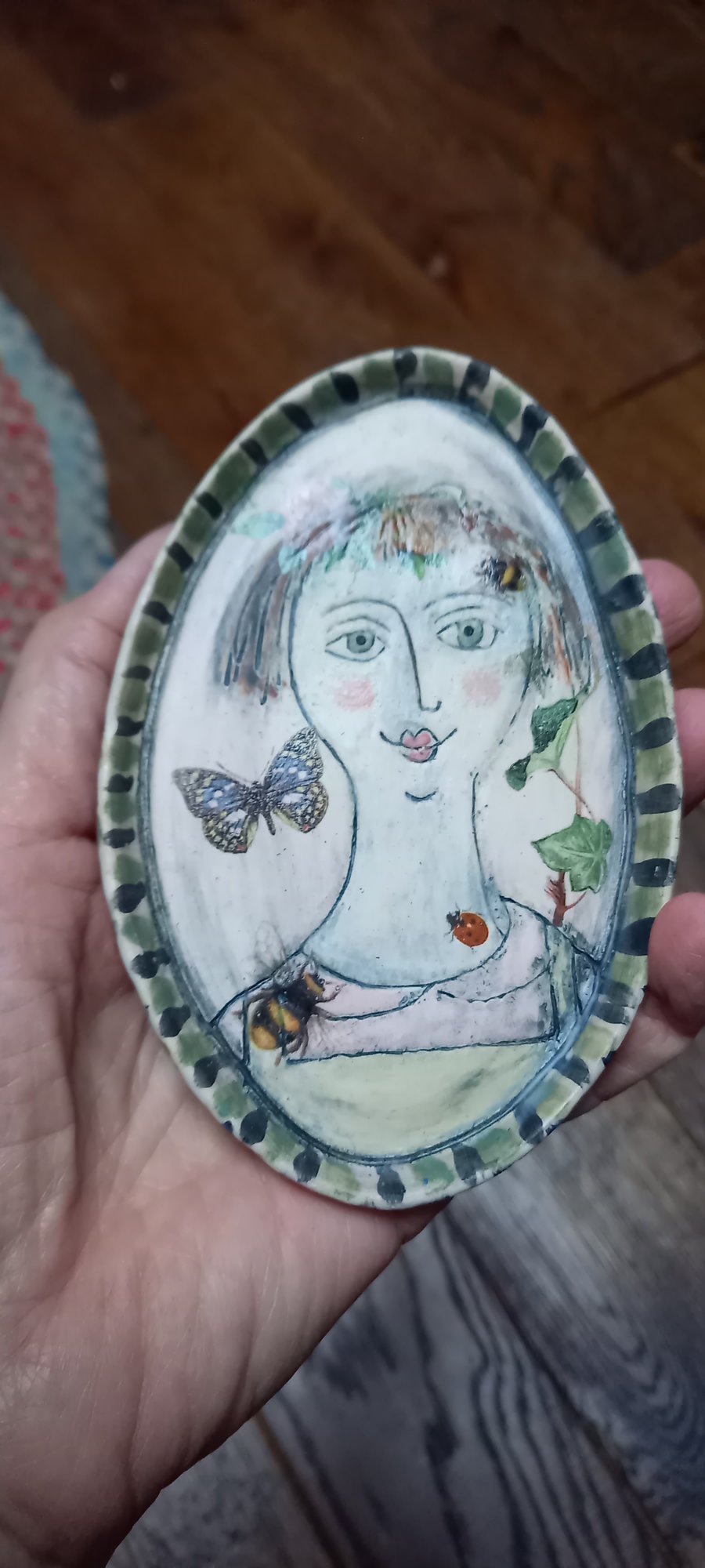 Small figurative dish 