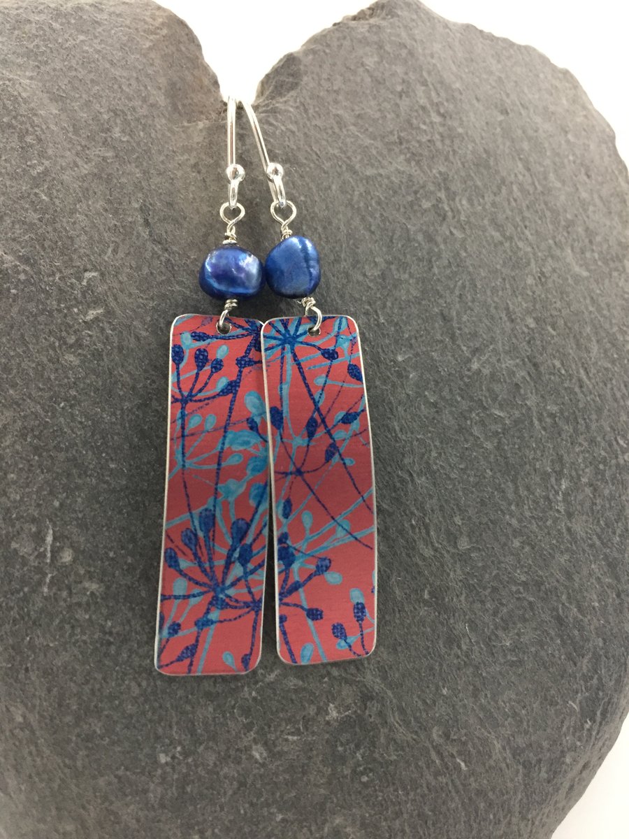 Red and blue anodised aluminium cow parsley rectangle earrings with blue pearl