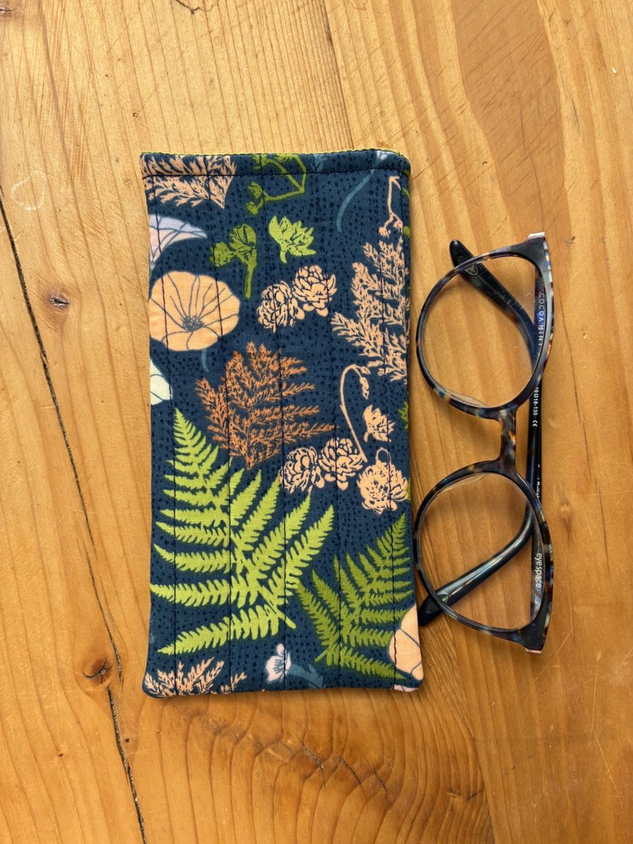 Ferns And Flowers Print Quilted Fabric Glasses Case