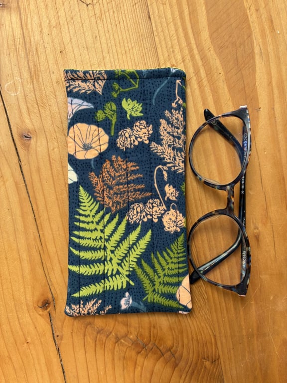 Ferns And Flowers Print Quilted Fabric Glasses Case