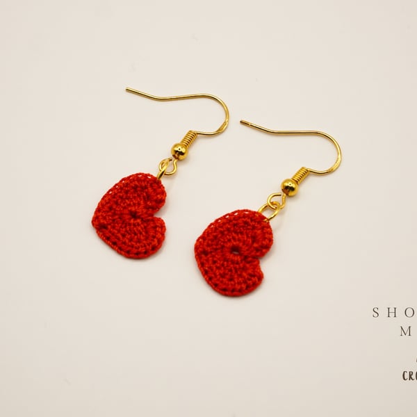 Red love heart crochet  earrings, hypoallergenic, golden colour 