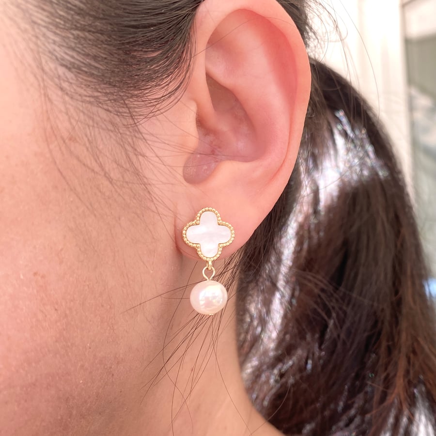Real Freshwater pearl four-leaf-clover-shell earrings in gold plated