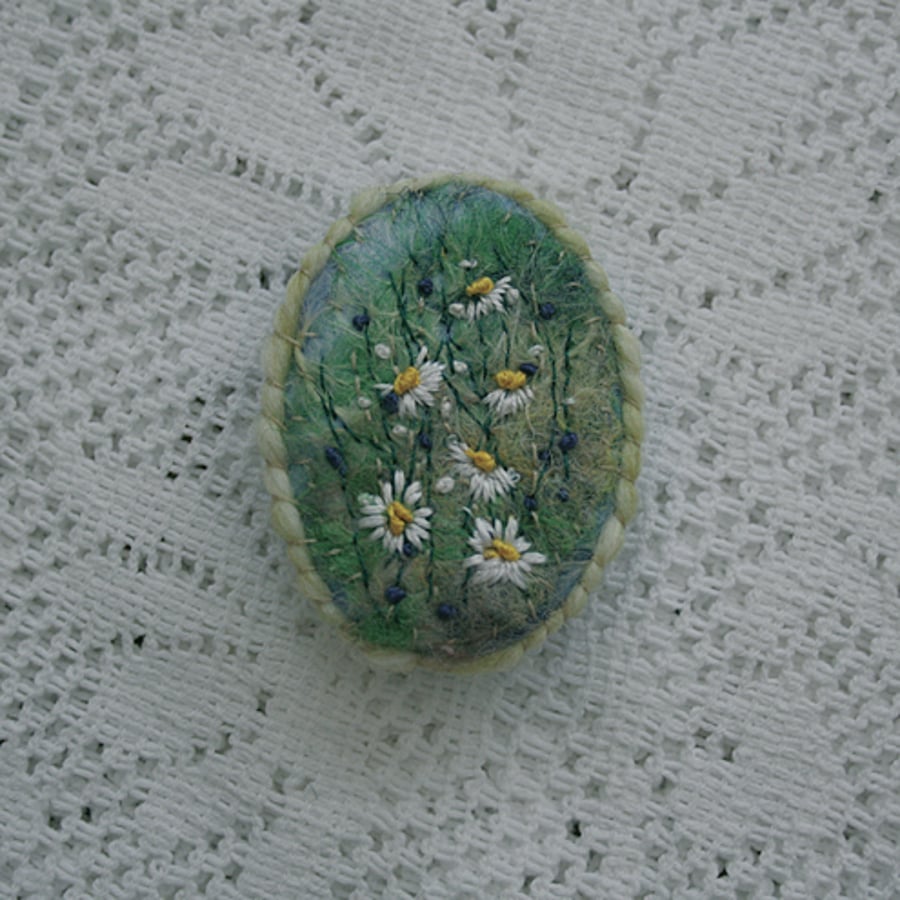 Daisies in Meadow Grass - Brooch