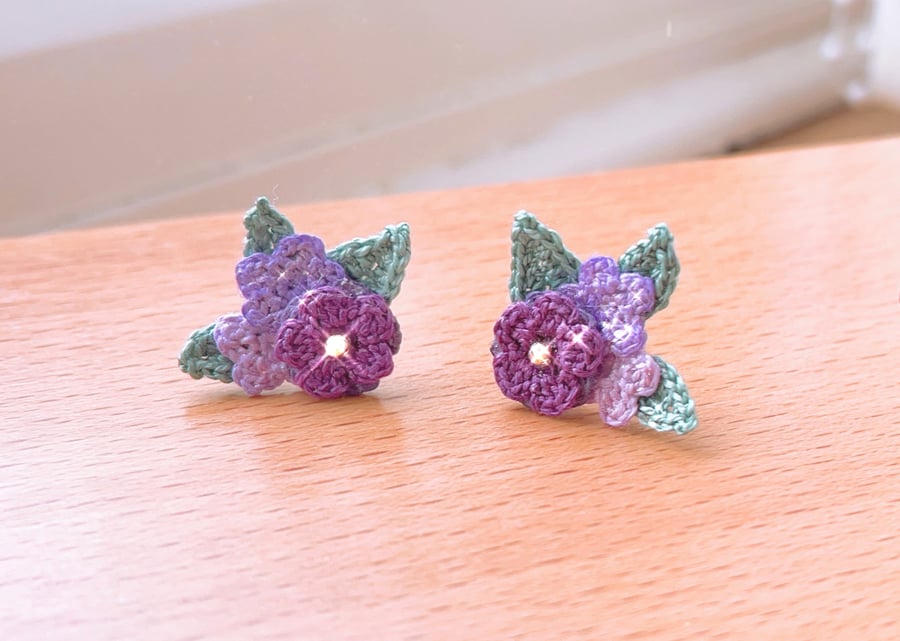 Microcrochet purple flowers stud earrings 