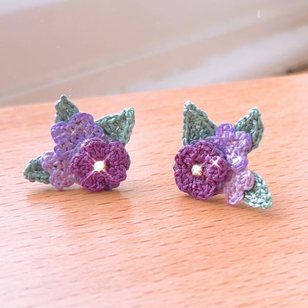 Microcrochet purple flowers stud earrings 