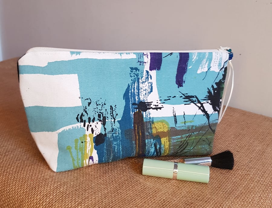 Zipped pouch: vintage print fabric 