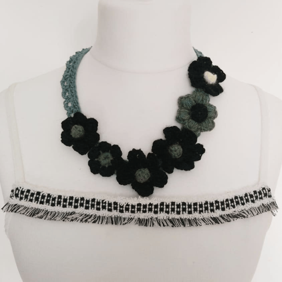 Crochet Floral Necklace. 