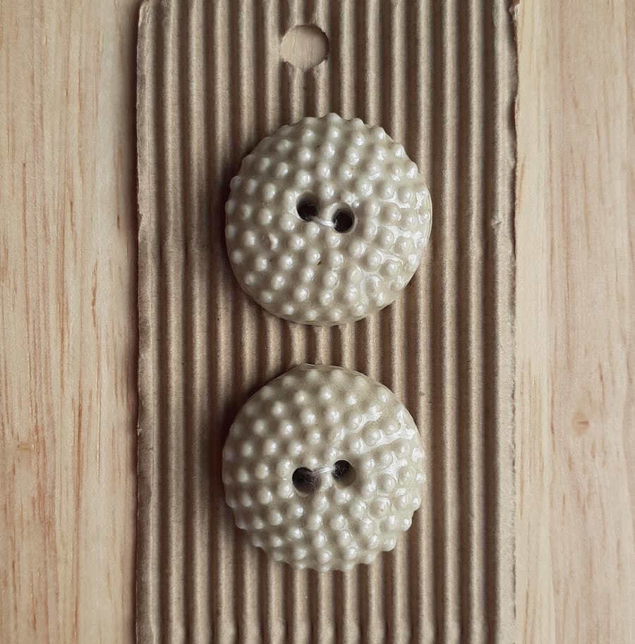 Set of 2 cream buttons 
