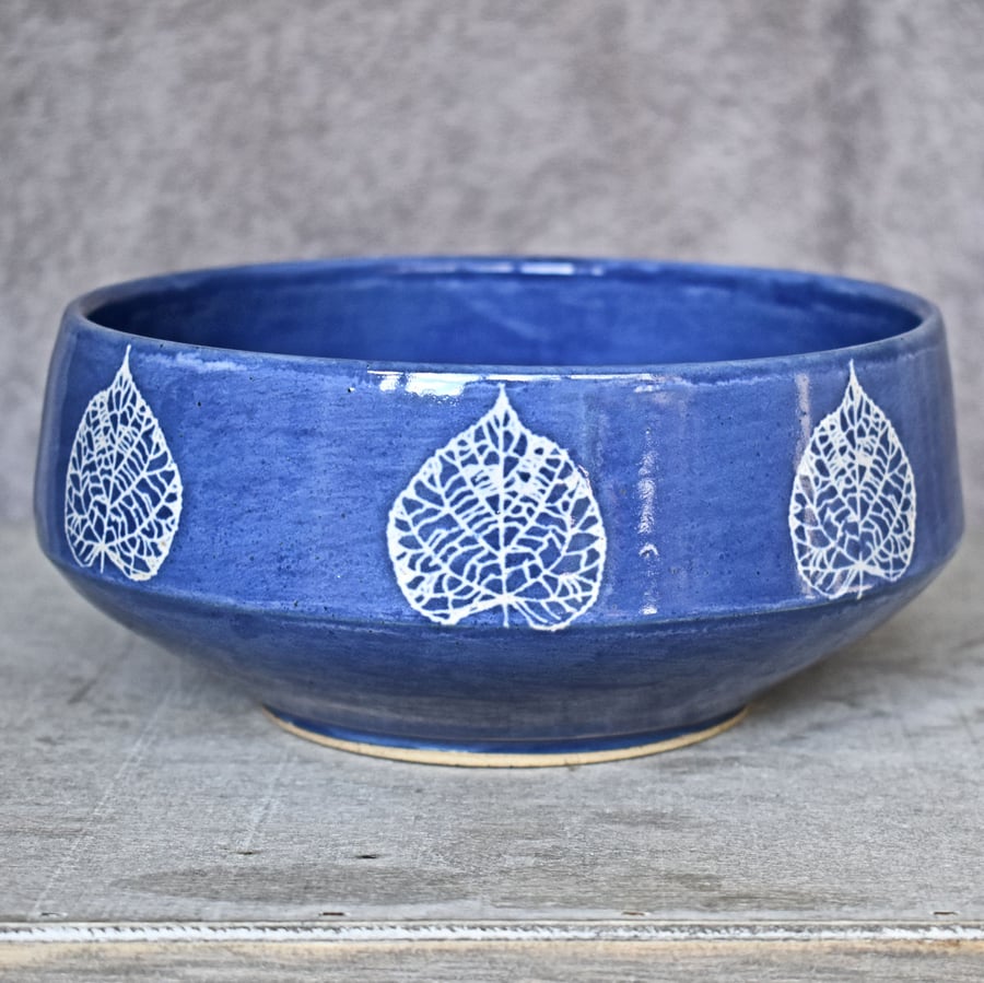 19-256 Leaf patterned bowl (Free UK postage)