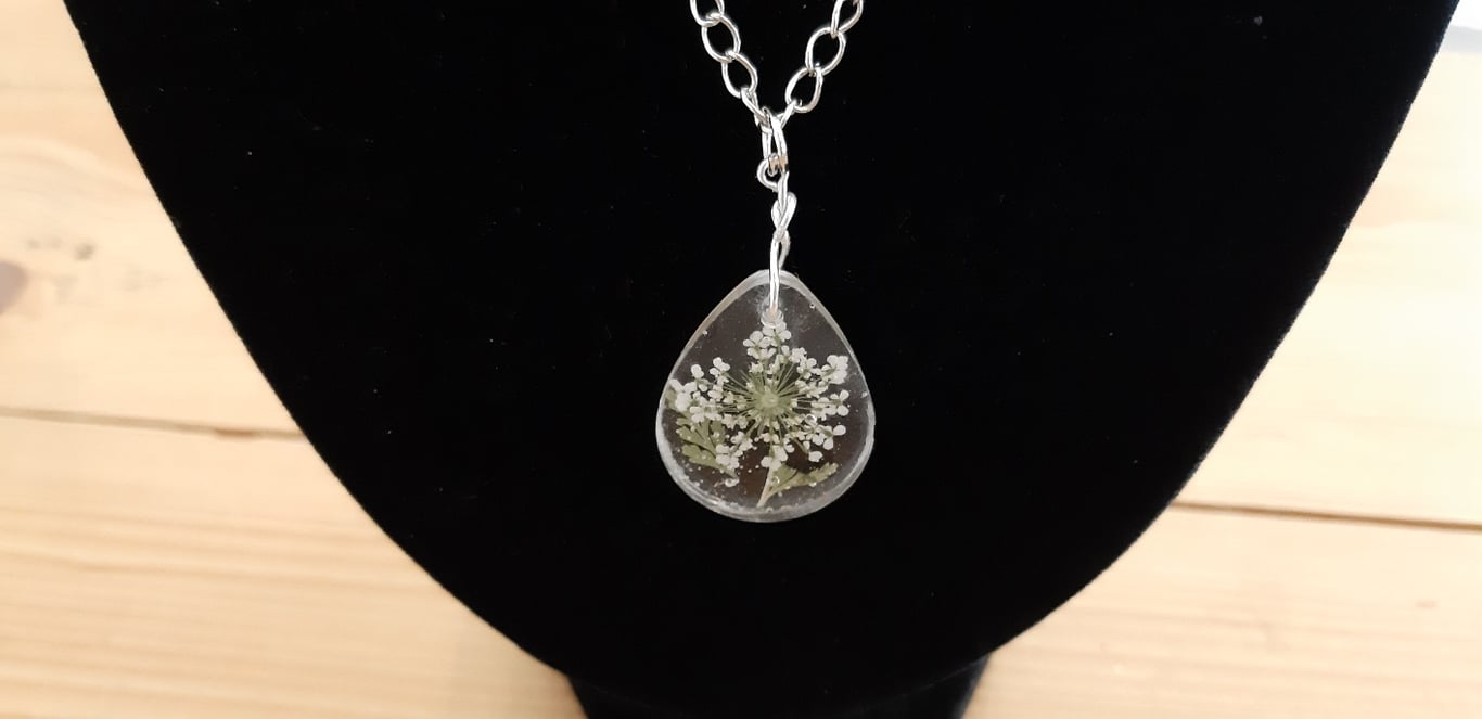 Oval-Shaped Resin Pendant Necklace with Dried Pressed Flower (Design6)