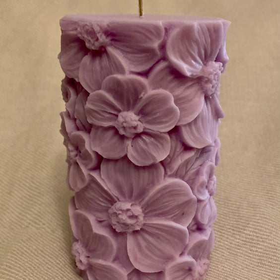 Lilac Scented Flower-Shaped 100% Organic Soy Wax Pillar Candle
