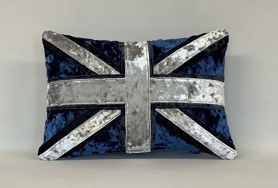 thumbnail interactive-video image 1 of Handmade Premium Crushed Velvet Circle Cushion With Hollowfibre Filling – Glitz, Traditional Style 1 of 6