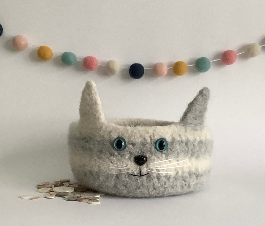 FELTED 'FUSSPOT' BOWL, desk tidy . Cat. L.Grey, white . Home decor.