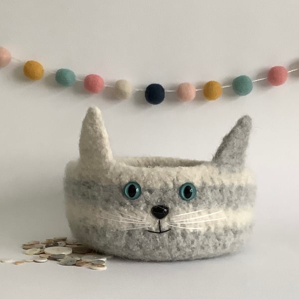 FELTED 'FUSSPOT' BOWL, desk tidy . Cat. L.Grey, white . Home decor.