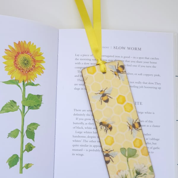 Bee bookmark, Wooden bookmark, gift for bee lover 