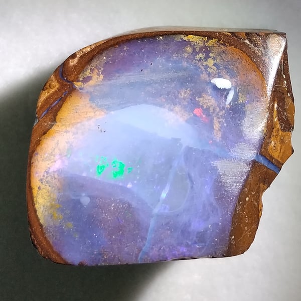 AUSTRALIAN BOULDER OPAL SPECIMEN (EXIBITS play of colour)