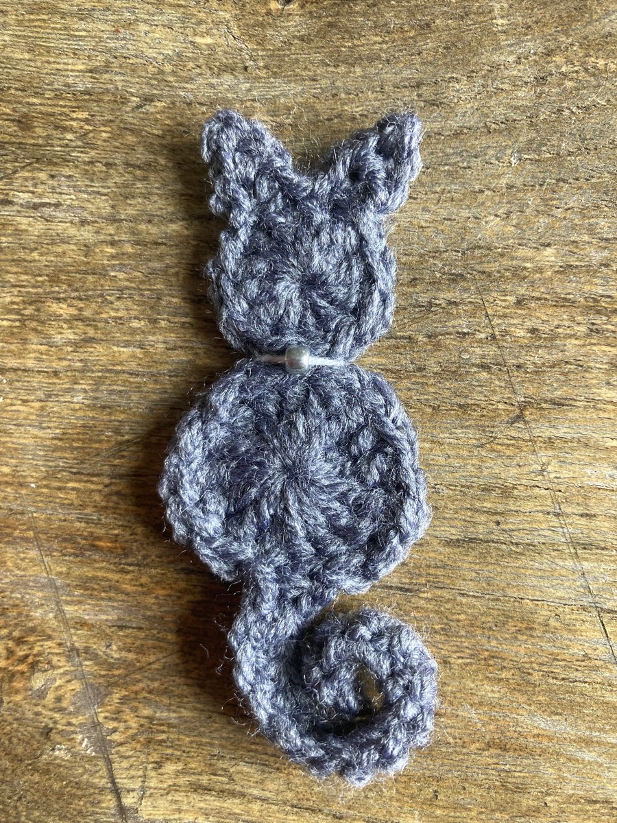 Cat pin brooch crochet design with bead collar 