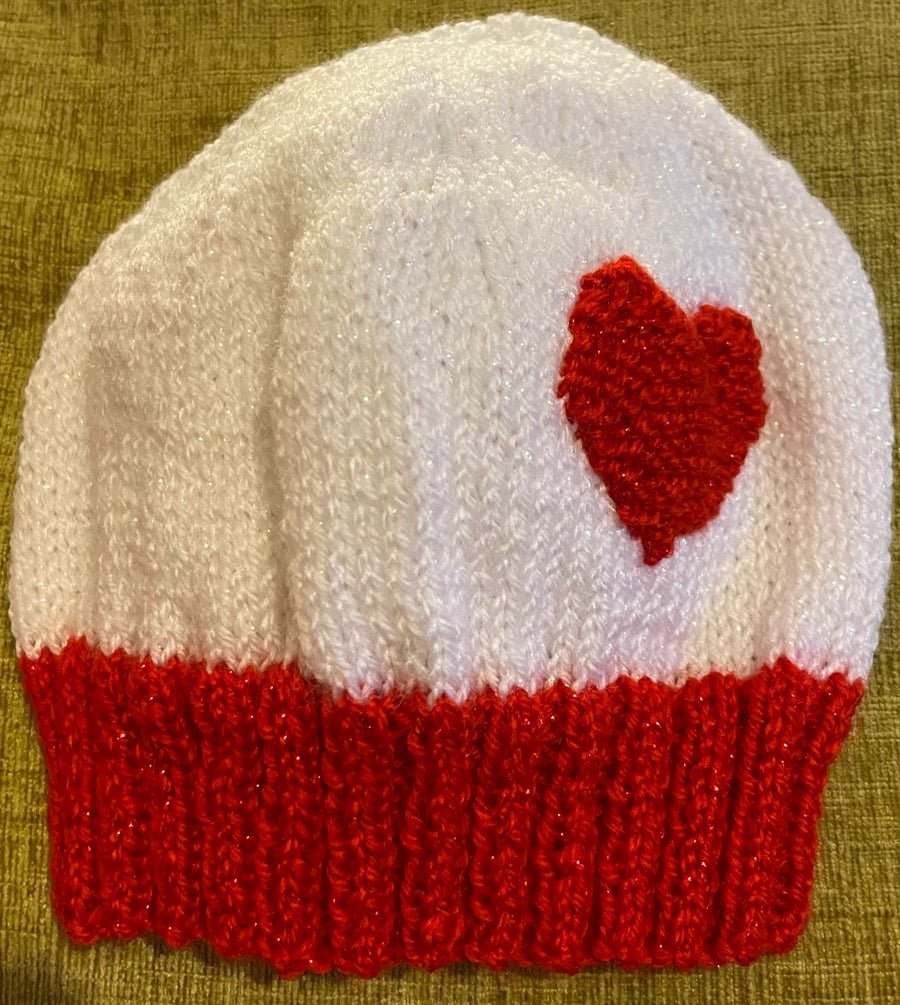 Cute beanie and mitten set with heart motif for 2 to 3 years old