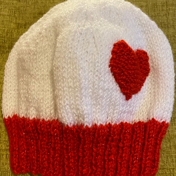 Cute beanie and mitten set with heart motif for 2 to 3 years old