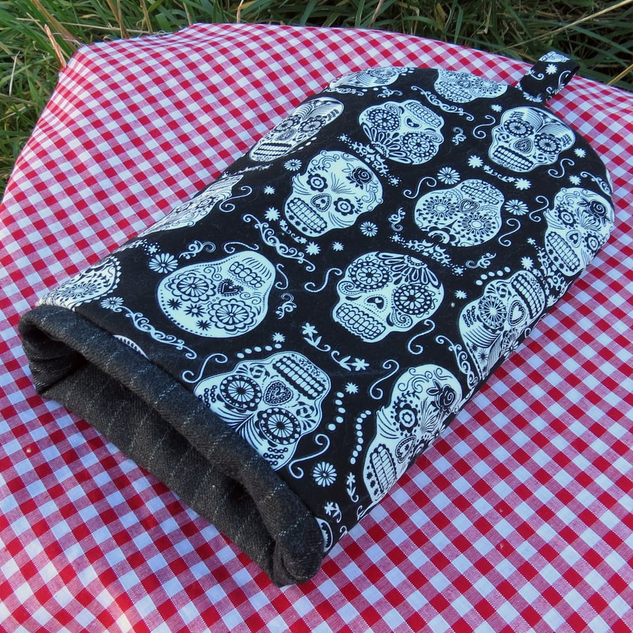 Coffee Cosy.  Size small, to fit a 2 cup cafetiere.  Skulls. Design.