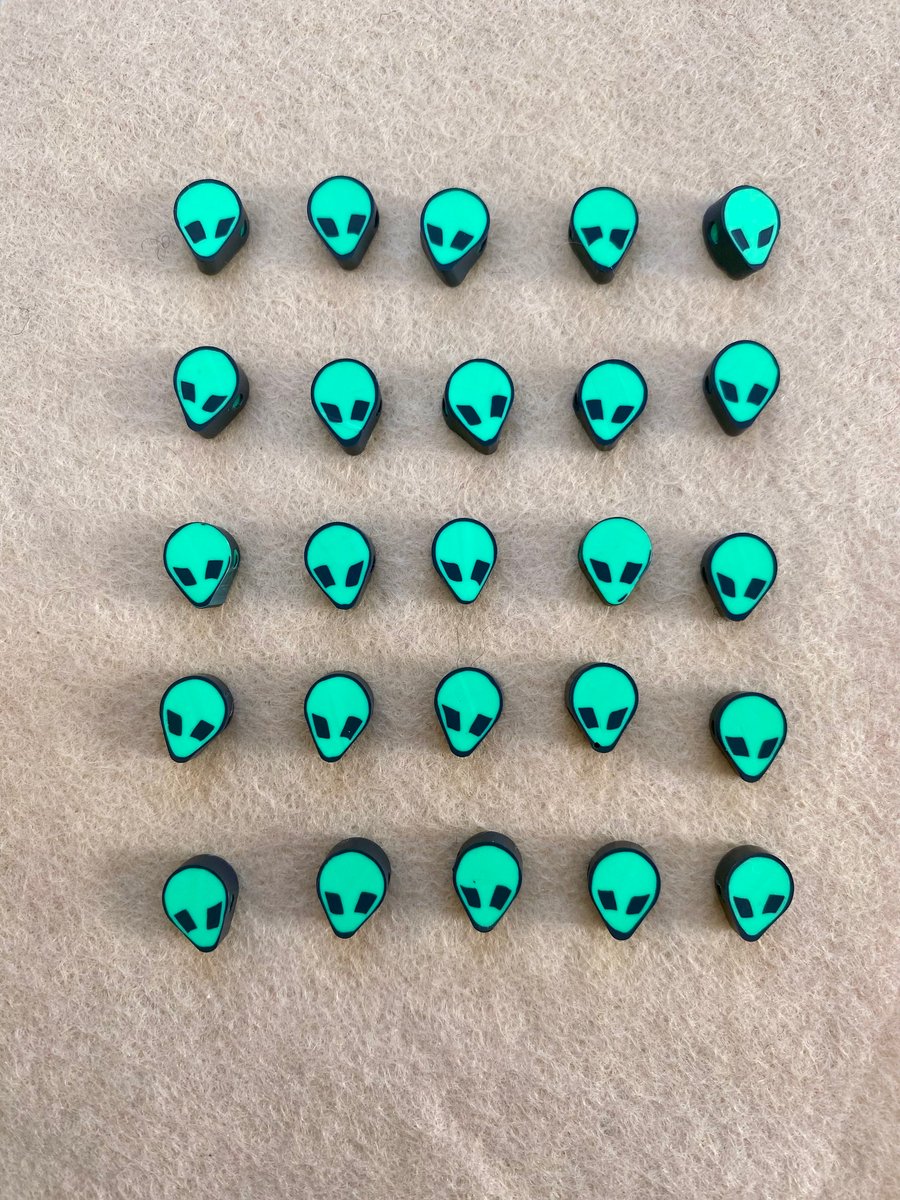 25 x polymer clay alien head beads