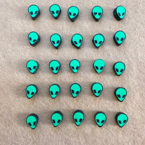 25 x polymer clay alien head beads