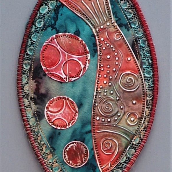 FSM021 - Fish Shield Wallhanging - red - teal green - silver - 22.5cm (9")