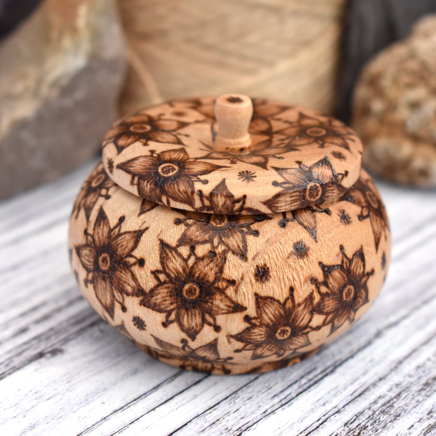 Floral wooden pyrography trinket pot with place on lid. Wood gift.