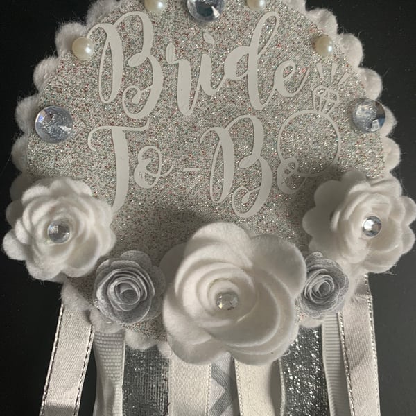 Bride to be badge - Rosette in white and silver 