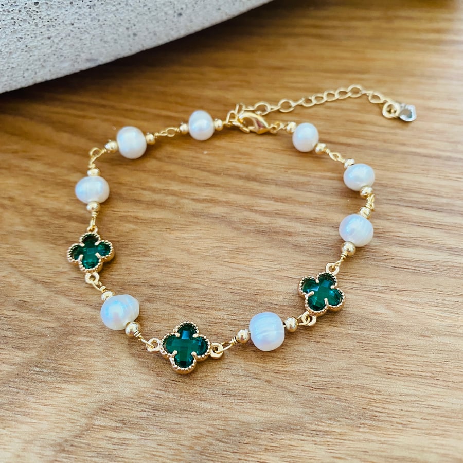 Lovely Freshwater pearl and Green Four leaf Clover bracelet