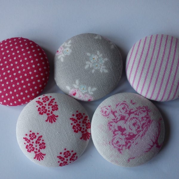Tilda Sweet Christmas Button Magnets set of 5 in gift tin