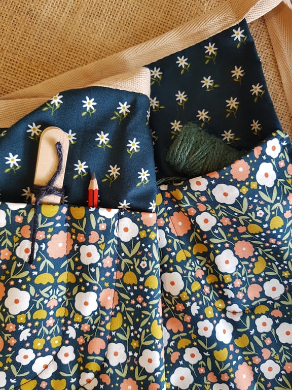 Garden apron with twine, wooden labels and pencil: navy floral