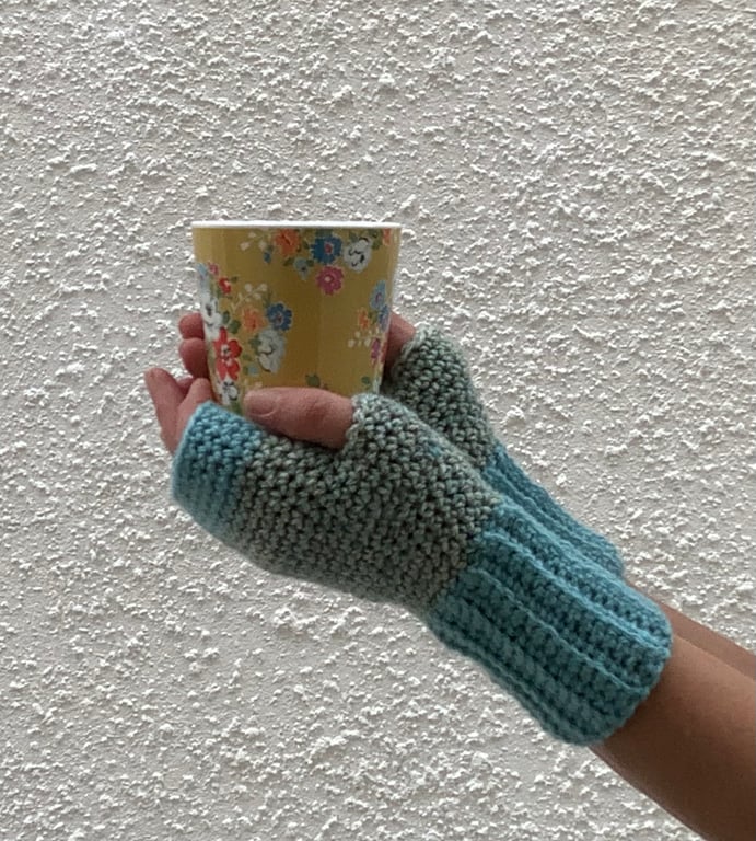 FINGERLESS MITTS , gloves ' Rambler'  Soft wool blend. Green.