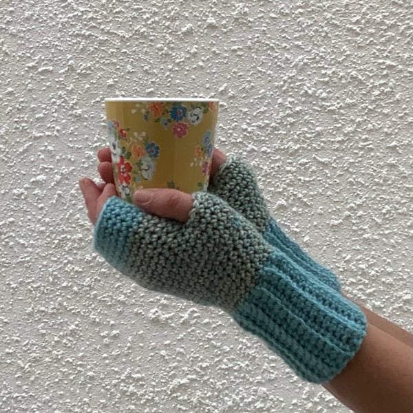 FINGERLESS MITTS , gloves ' Rambler'  Soft wool blend. Green.