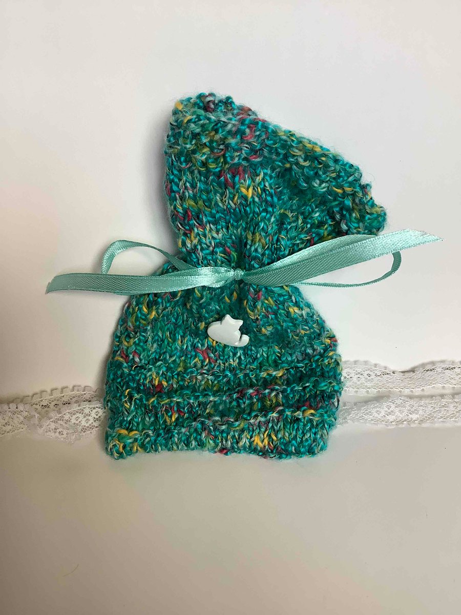   knitted gift bag with white cat button