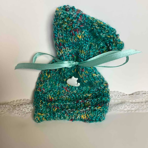   knitted gift bag with white cat button