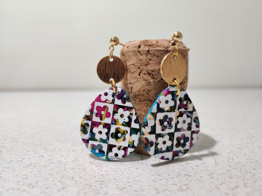 checkered flowers pebble dangle earrings 